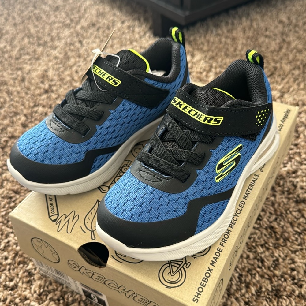 BNWT size Toddler 9. Sketchers boy shoes
